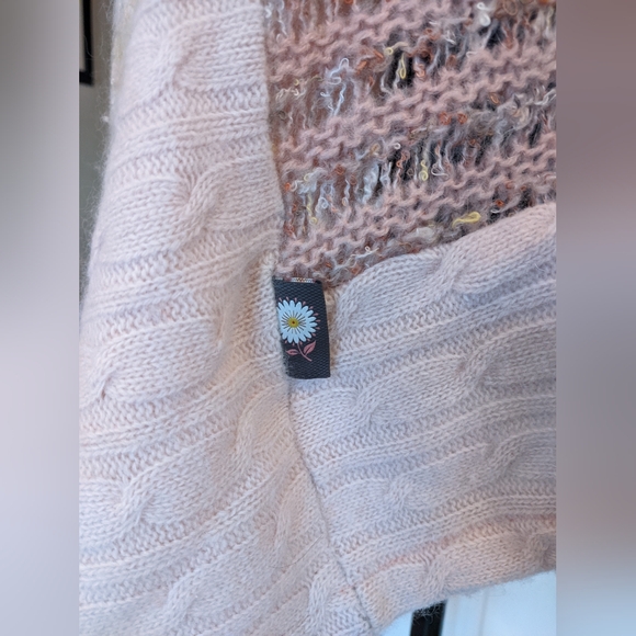 Honeybea Poncho - Picture 5 of 10